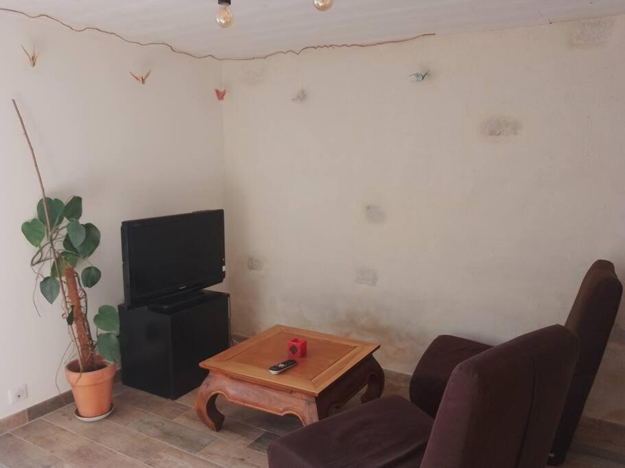 Logement Renove Proche Foret ボー エクステリア 写真